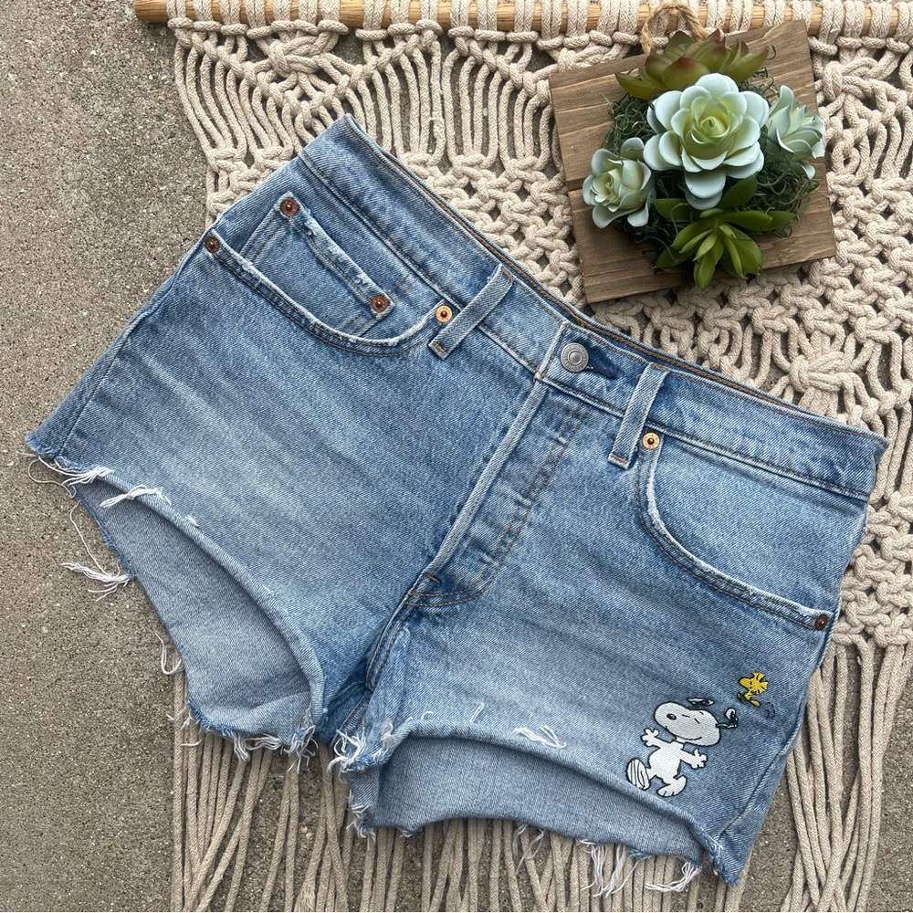 Levi’s X Peanuts Snoopy Jean Shorts Size 26